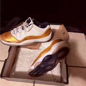 Jordan Kids' Low-Top Sneakers in Metallic Gold and White